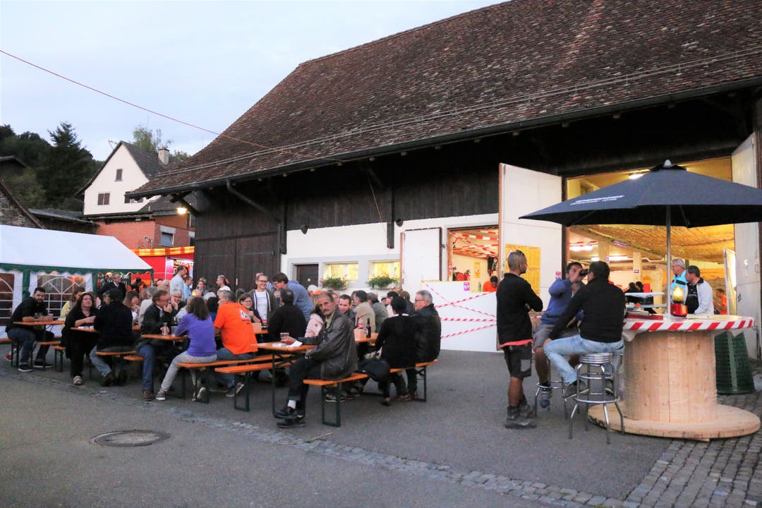 Zu Chili con Carne und Nachos liess man sich an der Baustellen-Bar des Gewerbevereins Geroldswil-Oetwil nieder.