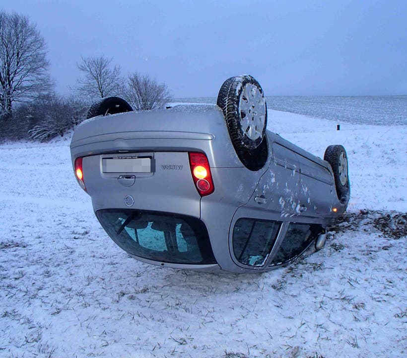 Leuggern AG, 31. Januar: Eine 55-jährige Fricktalerin kam von der schneebedckten Strasse ab und geriet ins Ackerland.