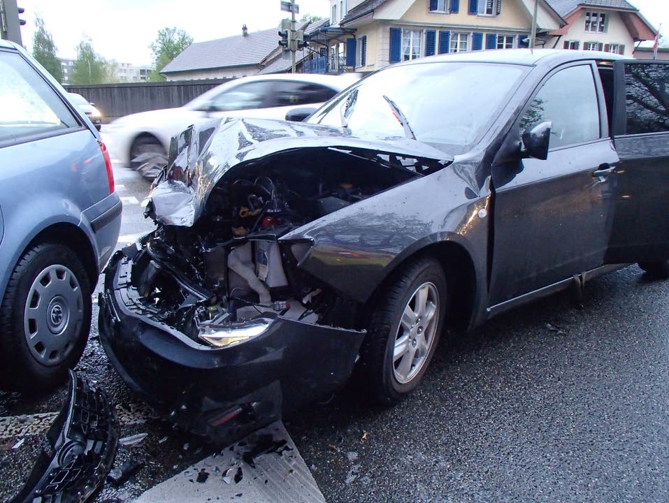 Lenzburg AG, 3. Mai: Eine 22-jährige Subaru-Lenkerin missachtet ein Rotlicht und kracht auf einer Kreuzung in einen VW, der von einem 28-Jährigen gelenkt wird. Beide werden verletzt ins Spital gebracht. (...)