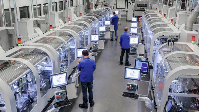 Blick in einen Maschinensaal der ETA mit hoch automatisierter Produktion.