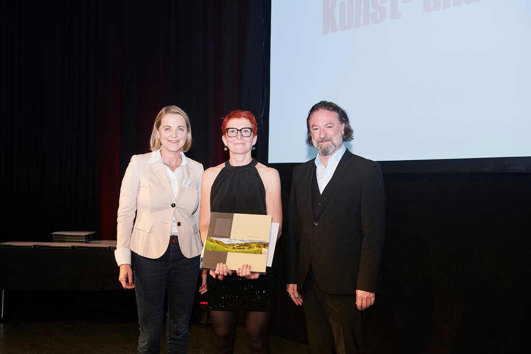 Verleihung Kunst- und Kulturpreise Kanton Solothurn 2018 Autorin Sabina Altermatt (Mitte) erhält den Preis für Literatur, Marianne Hertner, Mitglied Fachkommission Literatur (links), hielt ihre Laudatio.