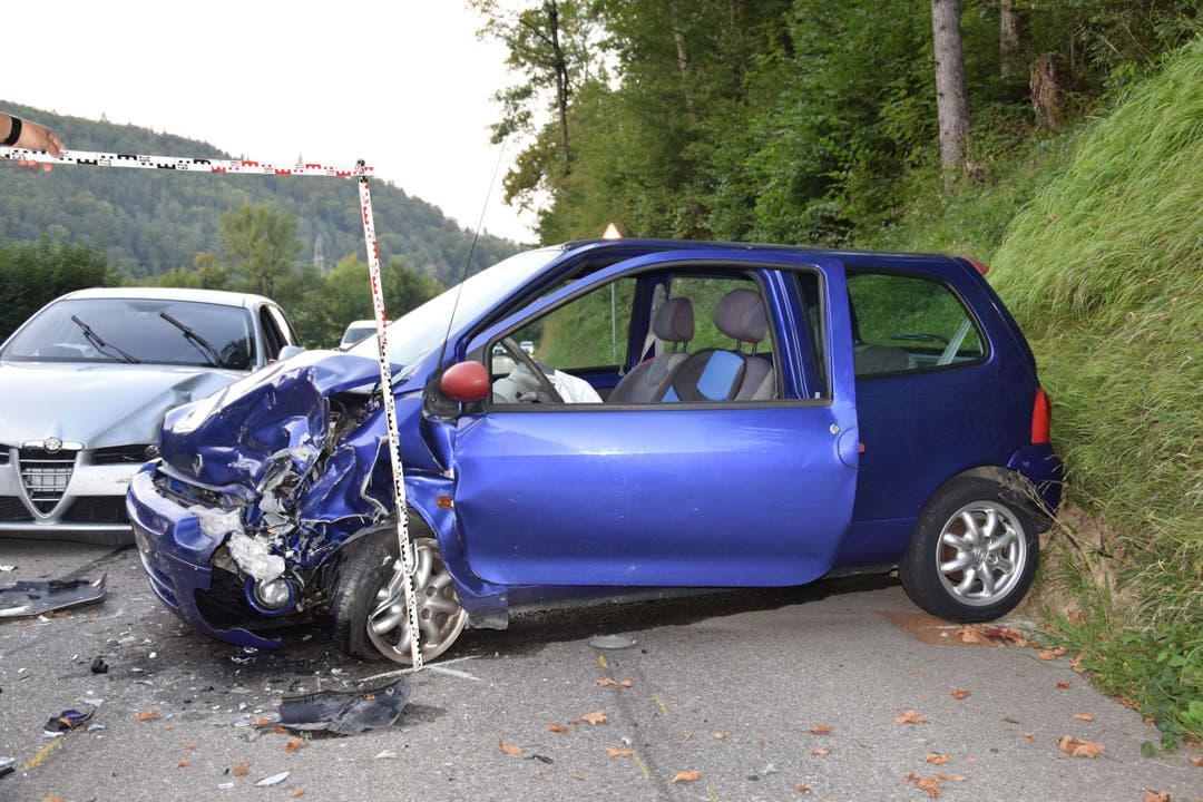 Seewen SO, 29. August Bei einem Überholmanöver prallt ein 21-Jähriger in ein entgegenkommendes Auto. Beide Fahrer erleiden leichte Verletzungen, die beiden Fahrzeuge Totalschaden.