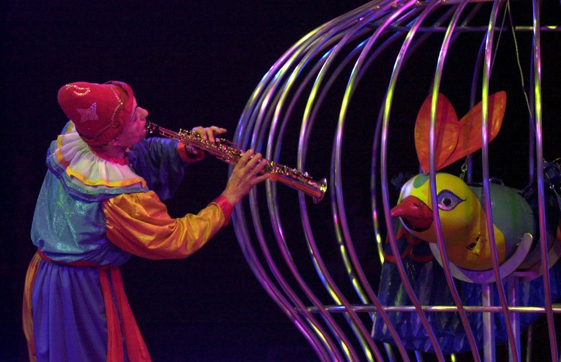 Der zauberhafte Clown Pierino führt bei der Premiere des neuen Programms des Zirkus Nock am Samstag, 10. März 2001 in Frick seine Nummer vor.