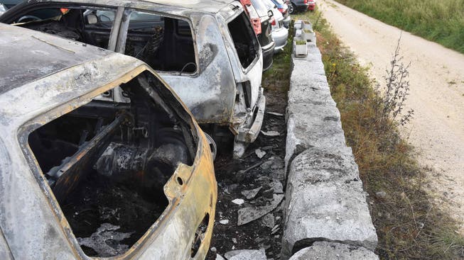 Drei Fahrzeuge brannten komplett aus.