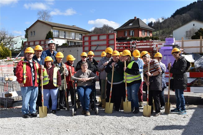 Gemeinsam mit Bewohnern und Beschäftigten wurde in Laufenburg der Spatenstich für das Neubauprojekt der Stiftung MBF gefeiert. nbo