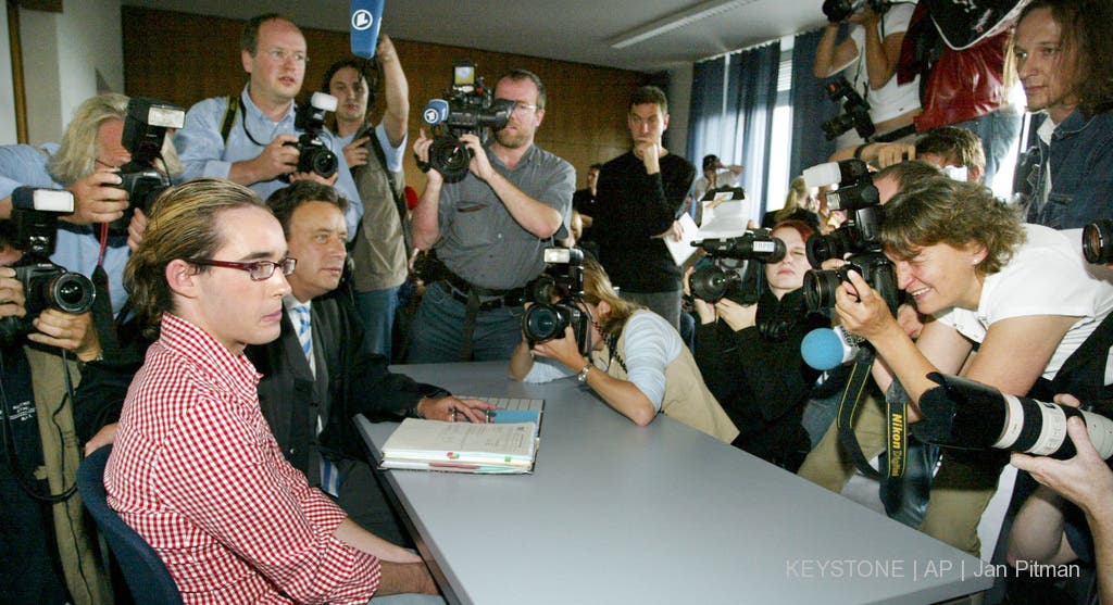 Angeklagt: Daniel Küblböck im Juni 2004 in einem Gerichtssaal im Amtsgericht im niederbayerischen Eggenfelden, umringt von Journalisten.