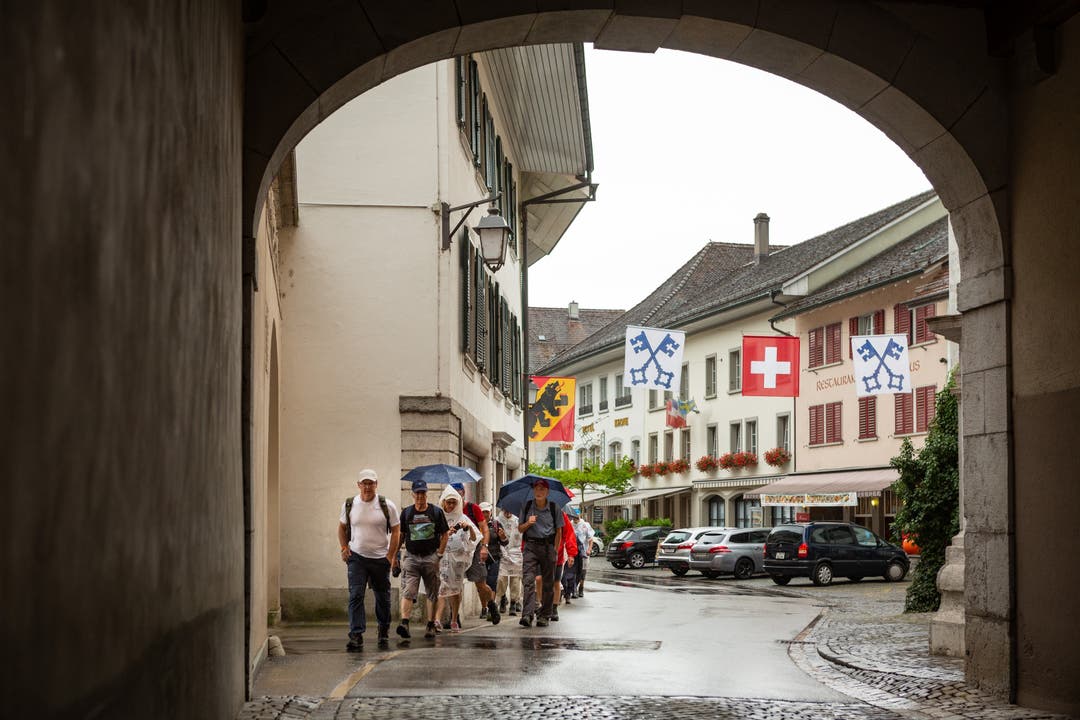  Die Abendwanderung des Leserwandern führte mit Start in Wangen an der Aare dem Fluss entlang nach Zuchwil bei Solothurn. Der Regen begleitete die Wangerschar. Aufgenommen am 20. Juli 2018 in der Nähe von Wangen an der Aare.