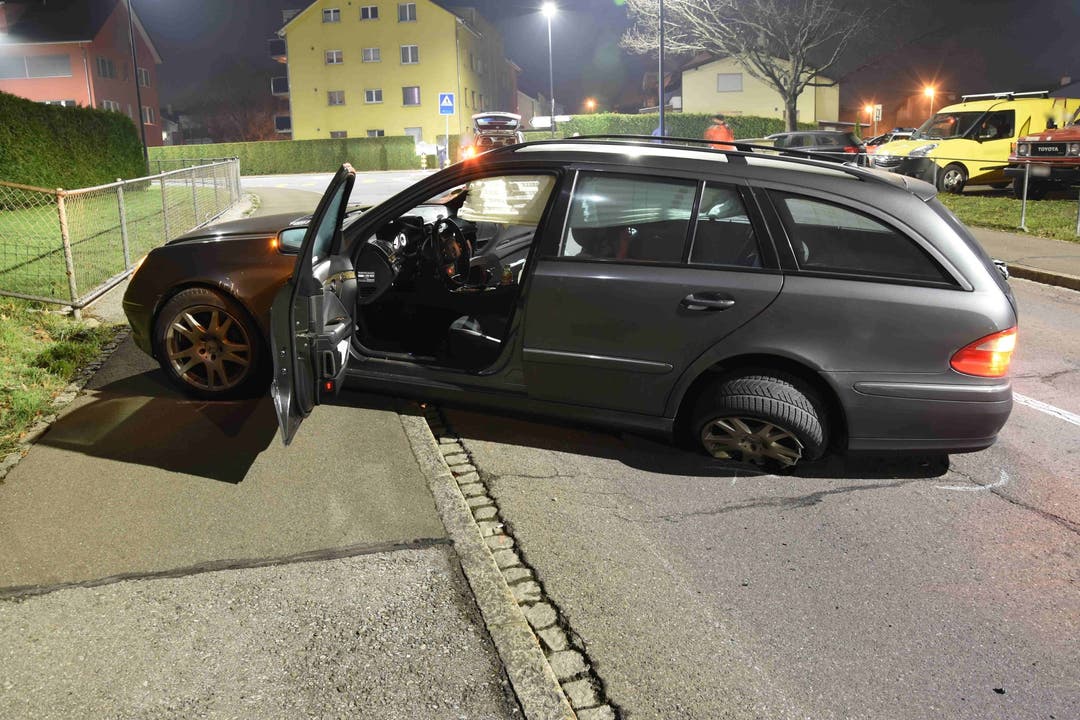 Montlingen SG, 22. November Ein Auto mit zwei Insassen hat eine Grenzkontrolle durchbrochen. Auf der Flucht vor der Grenzwacht-Patrouille verursachte das Fluchtauto einen Unfall.