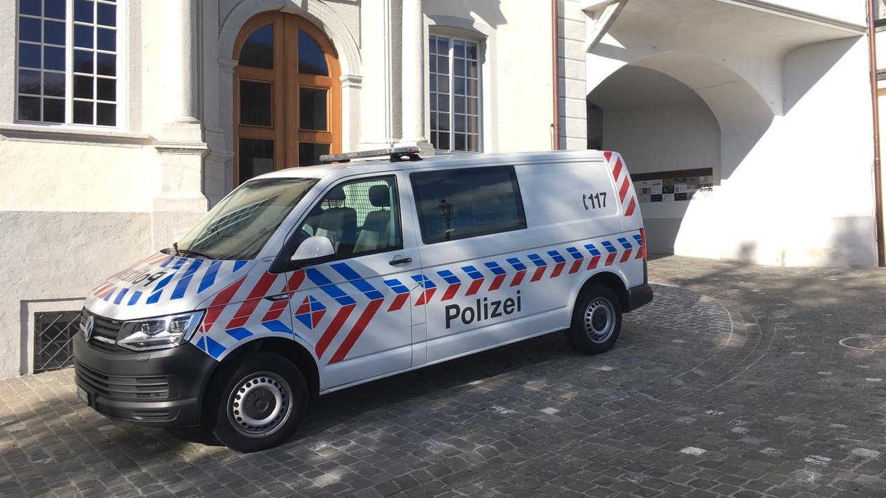 Mehrere Dutzend Einsatzkräfte von Kantonspolizei, Stadtpolizei Baden, Regionalpolizei Brugg, ein Detachement der Feuerwehr Baden sowie eine Ambulanzbesatzung stehenvor Ort im Einsatz.