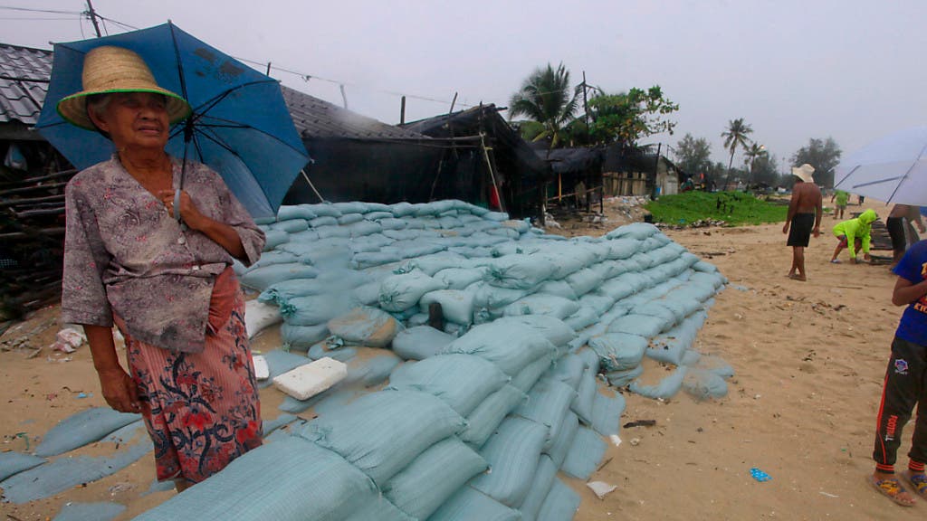 Schutzwalle aus Sandsäcken: Bewohner der Küstenregion Songkhla in Thailand bereiteten sich auf Tropensturm "Pabuk" vor.