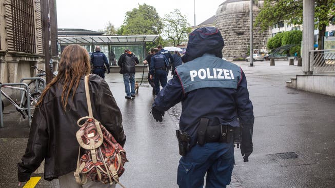 Solothurner Stadtpolizisten bei einer Personenkontrolle am Amthausplatz.