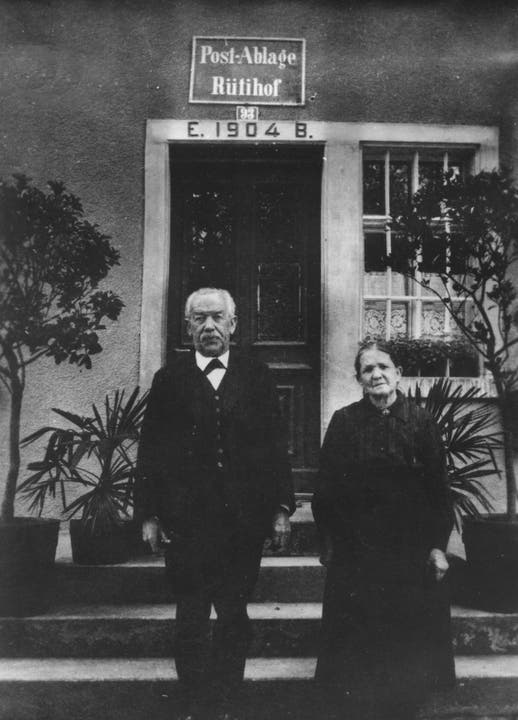 ca. 1911 bis 1931: Engelbert und Pauline Busslinger vor der alten Post in Rütihof. ca. 1911 bis 1931: Engelbert und Pauline Busslinger vor der alten Post in Rütihof.