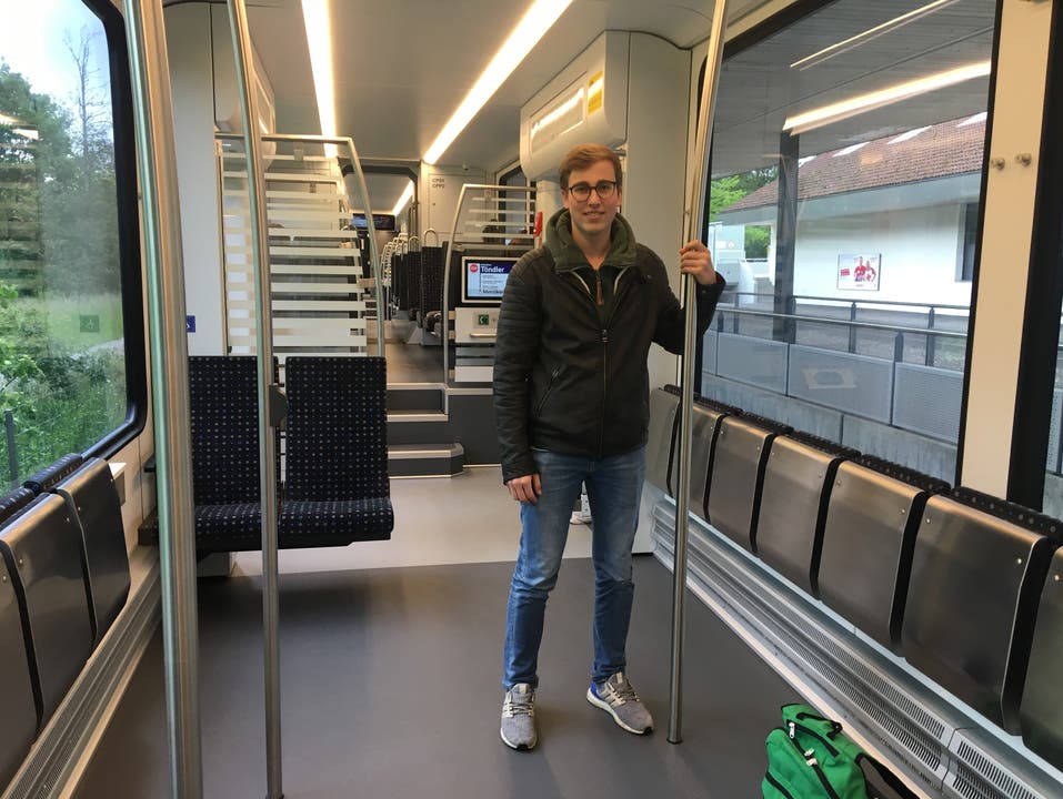 Luca Ifanger (18), Reinach: «Ich fühle mich wie in einer Metro in der Grossstadt. Die grossen Fenster lassen viel Licht herein und die Sitze sind bequem. Ich glaube, der «Saphir» fährt leiser als die alten Züge. Und er ist durchgängig, dadurch kann man sich zu Kollegen setzen, auch wenn man nicht am gleichen Ort eingestiegen ist.»