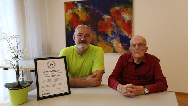 Der aktuelle Präsident Rainer Gizzi gratuliert dem 98-jährigen Rudolf Zumstein, der Gründungsmitglied und erster Präsident des Amateur-Filmclubs war.