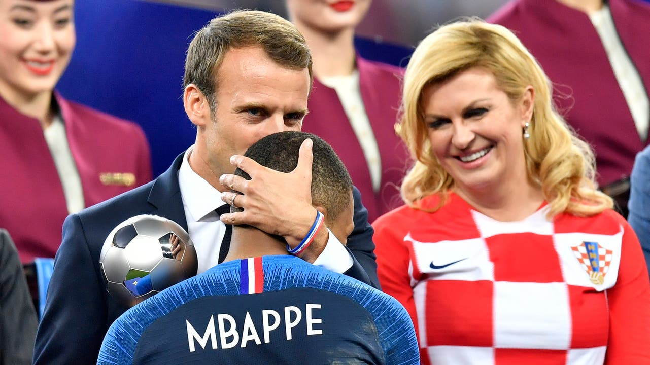 Frankreichs Präsident Emmanuel Macron umarmt Kylian Mbappe.
