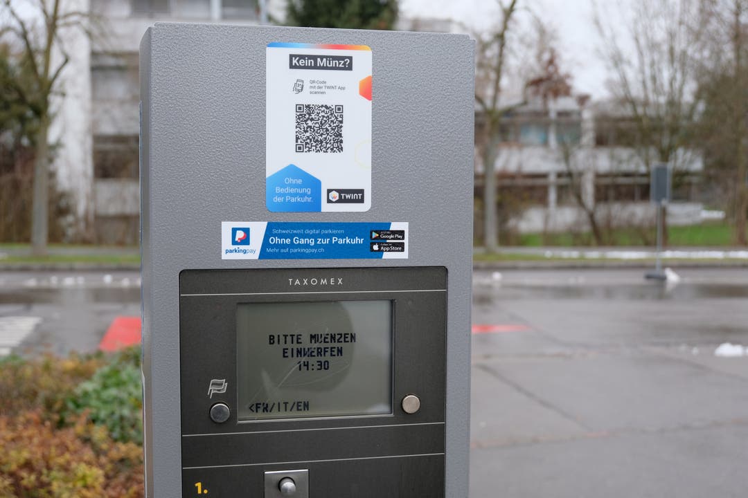 Dietikon - Bezahlen mit dem Handy: Parkuhren schlucken jetzt digitales Münz