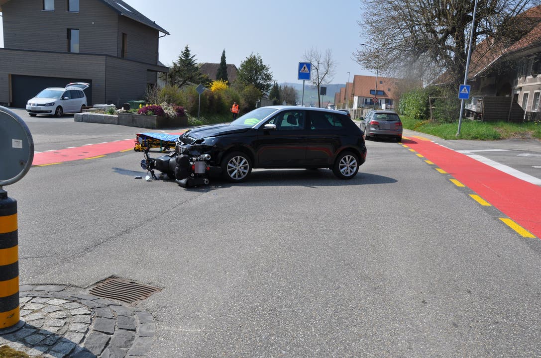 Lohn-Ammannsegg SO, 12. April: Bei einer Kollision zwischen einem Auto und einem Motorrad wurde der Motorradlenker erheblich verletzt und musste in ein Spital gebracht werden.