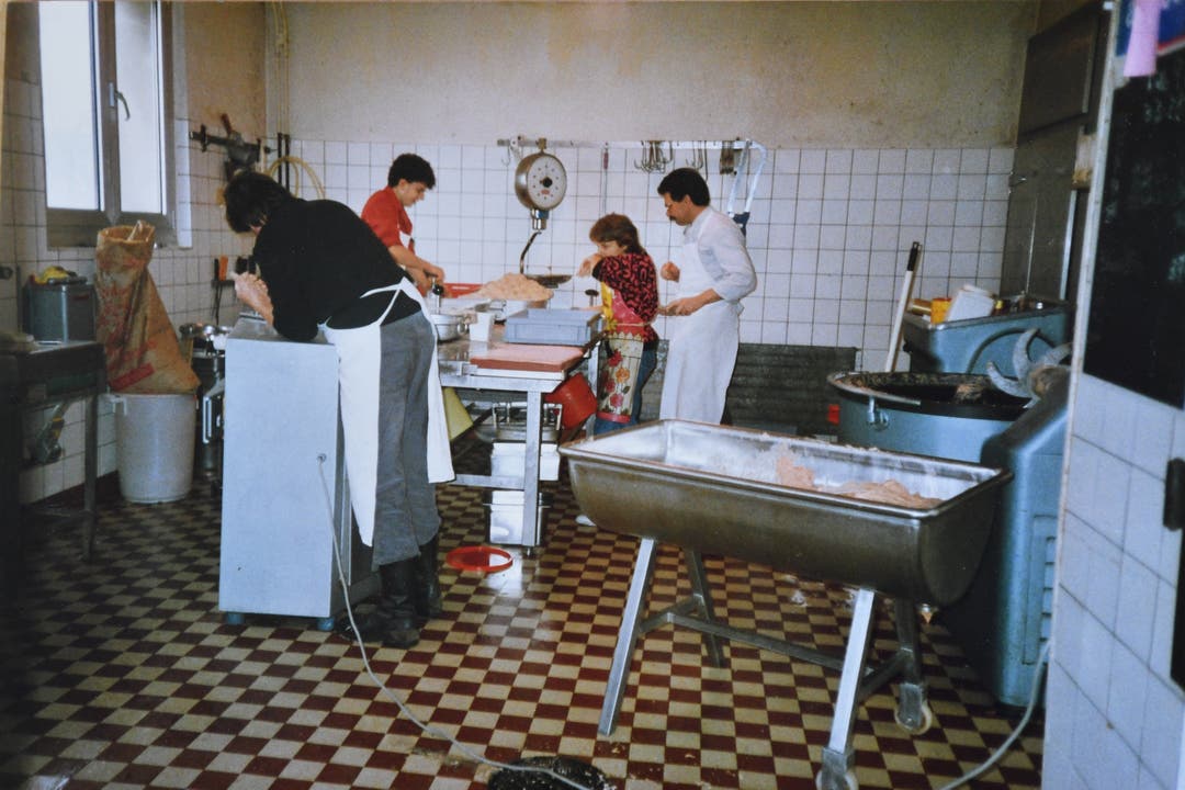 Hamburgerproduktion in der Wursterei. Die Brüder Fredy (rechts) und Rolf (links) mit Susanne (Nicoles Cousine) und Lehrling Ernst. 1986. Von klein auf halfen die Brüder Fredy und Rolf im Laden mit.