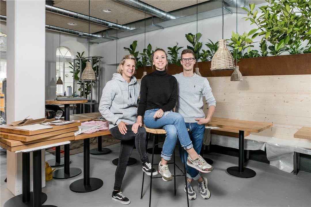 Baden, 9. November: Das Wirtepaar Désirée Sibold (links) und Tobias Krummenacher (rechts) eröffnen das neue Badener Café «Dory&amp;Du». In der Mitte Geschäftsführerin Nina Endrizzi (Mitte).
