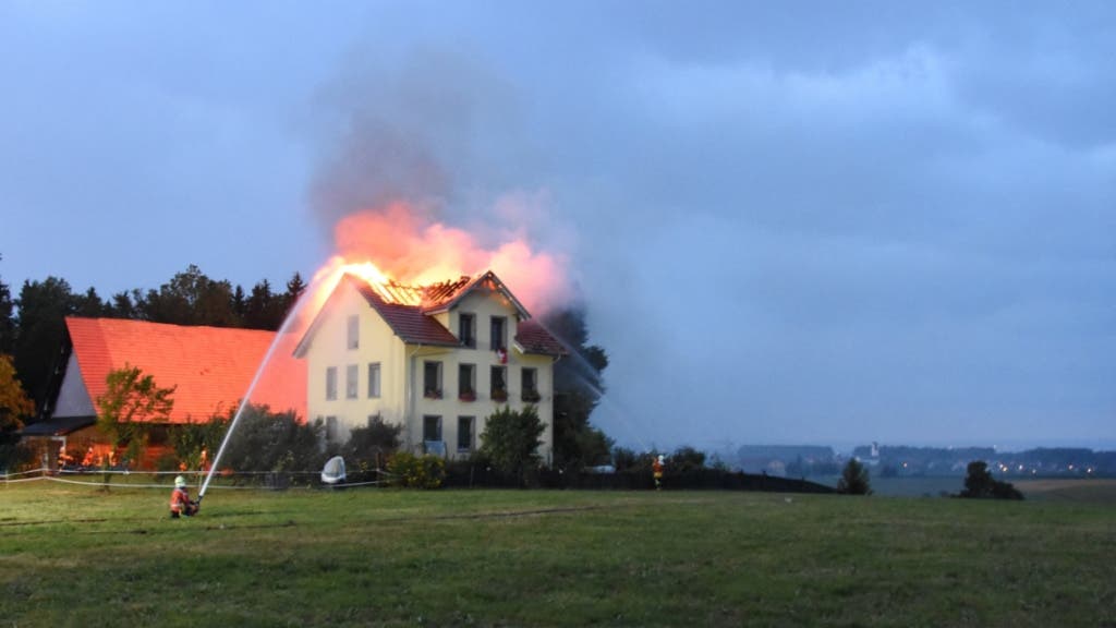 Muolen (SG), 1. August Ein Blitzeinschlag hat ein Wohnhaus in Brand gesetzt. Der Dachstock des Hauses brannte komplett aus. Es entstand hoher Sachschaden.