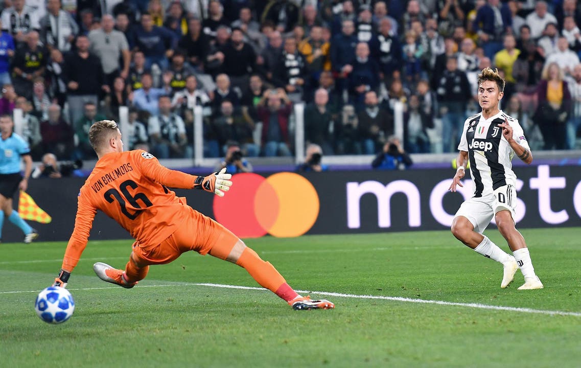 ITALY SOCCER UEFA CHAMPIONS LEAGUE epa07064492 Juventus' Paulo Dybala scores the 2-0 goal during the UEFA Champions League group stage match between Juventus FC and BSC Young Boys Bern at the Allianz Arena in Turin, Italy, 02 October 2018. EPA/ALESSANDRO DI MARCO