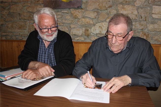 Werner Bachmann (links) und Alfred Rentsch freuen sich über die gelungene Jubiläumsschrift.