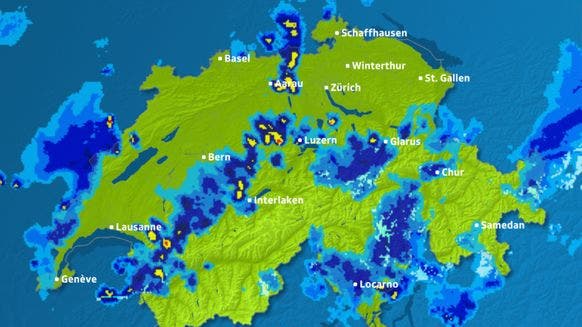 Das Gewitter bewegte sich von Westen nach Osten. Ein Blick auf den Regenradar von 22 Uhr zeigt das Unwetter über Aarau.