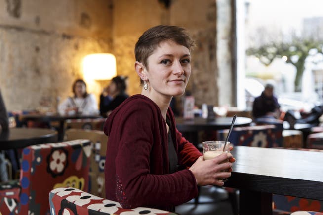 Die 23-jährige Moira Walter im Restaurant / Bar Soleure, wo sie ihre Ansichten zum Thema Gleichstellung offenlegt.