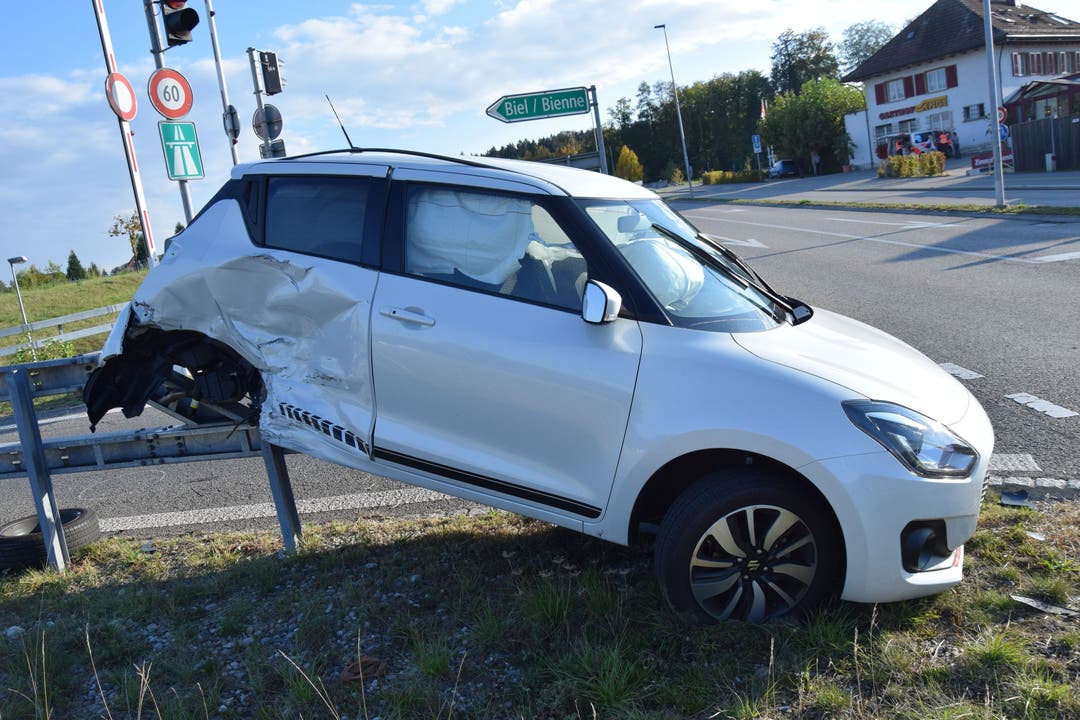 Biberist SO, 8. Oktober Bei einer Kollision zwischen zwei Autos wurde eine Frau leicht verletzt, an beiden Fahrzeugen entstand Totalschaden.