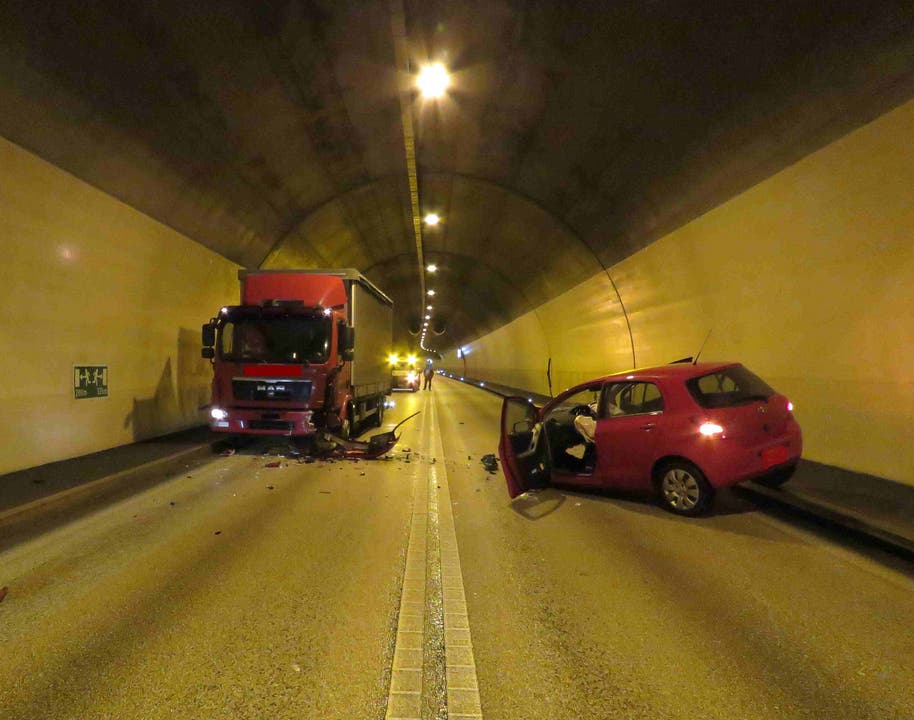 Aarburg AG, 29. Januar: Ein Lastwagen und ein Toyota prallen im Paradiesli-Tunnel zusammen.