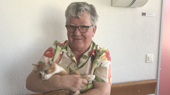 Ruth Haunsperger mit der Katze des Alterszentrums Sandbühl.