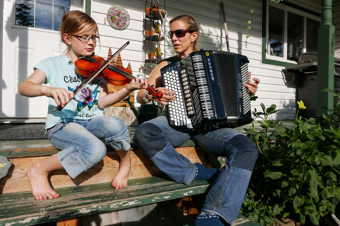 Annette Fischer musiziert mit ihrer Tochter Kristin in Williams Lake, Kanada.
