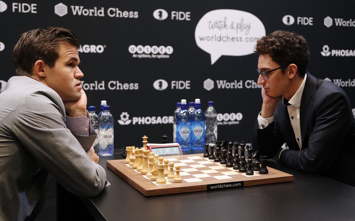 Der Norweger Magnus Carlsen (hier im Bild links) gegen den Italo-Amerikaner Fabiano Caruana