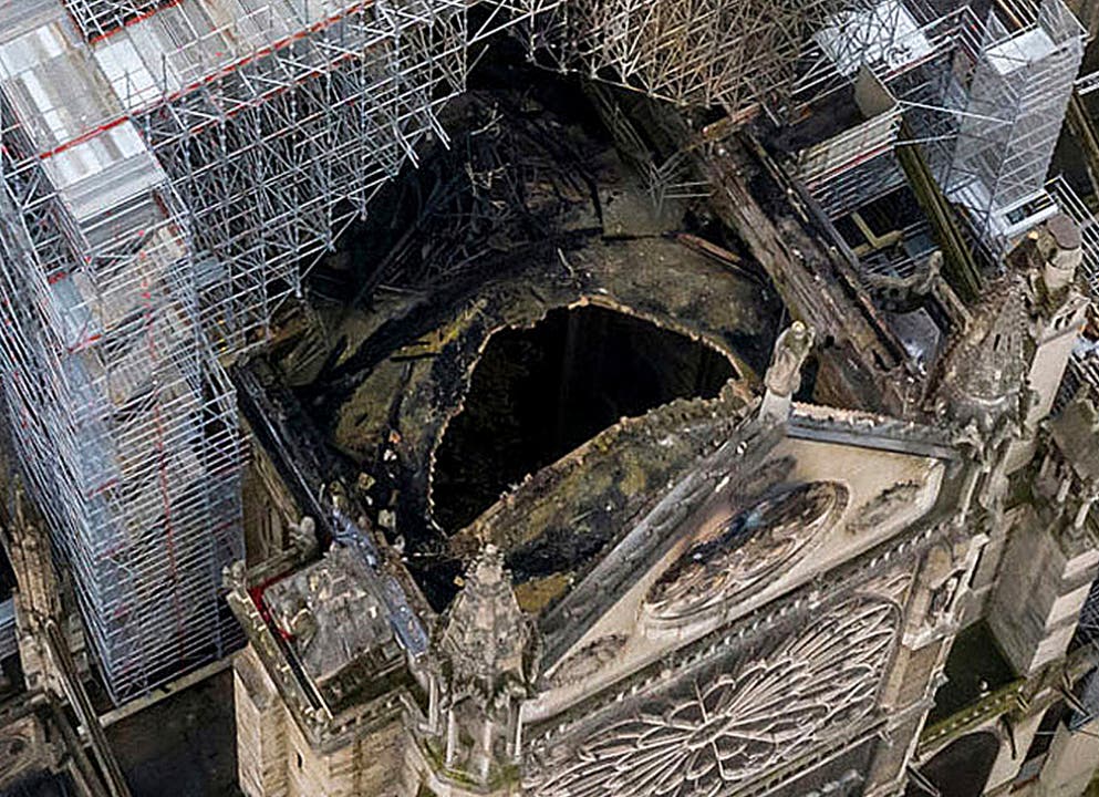 Blick aus der Vogelperspektive auf die stark beschädigte Pariser Kathedrale Notre-Dame.