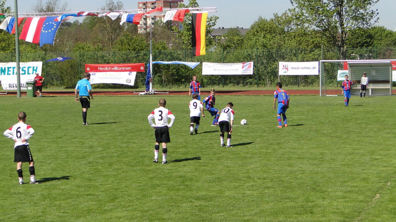 Ein Bild von der Mini-EM in Tschechien. Robin und Noah spielen mit dem FCB gegen Man United.