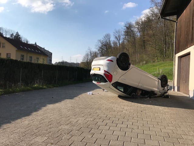 Effretikon ZH, 17. April: Eine 33-jährige Autofahrerin ist am Mittwochnachmittag bei einem Selbstunfall mittelschwer verletzt worden. Die Kantonspolizei Zürich sucht nach Zeugen.