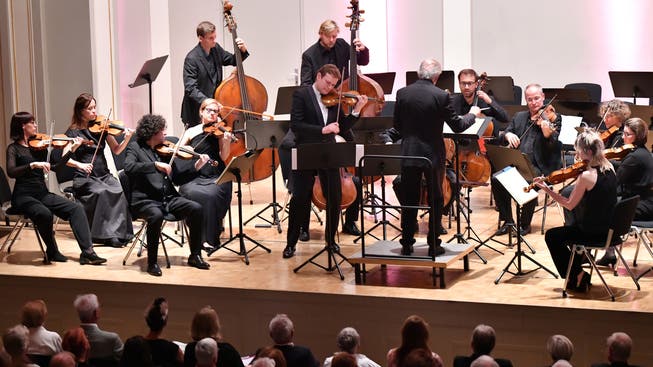 Das Kammerorchester Basel mit Geiger Sebastian Bohren (Bildmitte) als Ersatz für die erkrankte Patricia Kopatchinskaja.