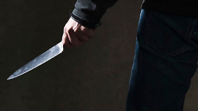 Der Räuber bedrohte die Inhaberin mit einem Messer.