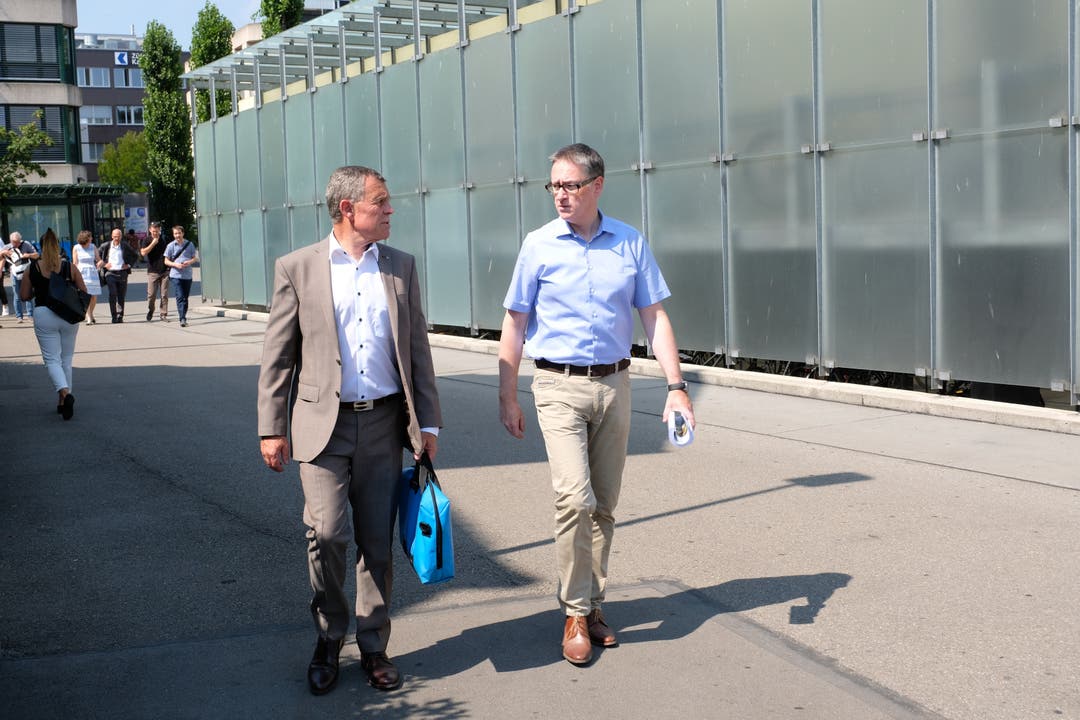 Regierungsrat Ernst Stocker und Stadtpräsident Roger Bachmann, hier auf dem Rückweg zum Bahnhof.