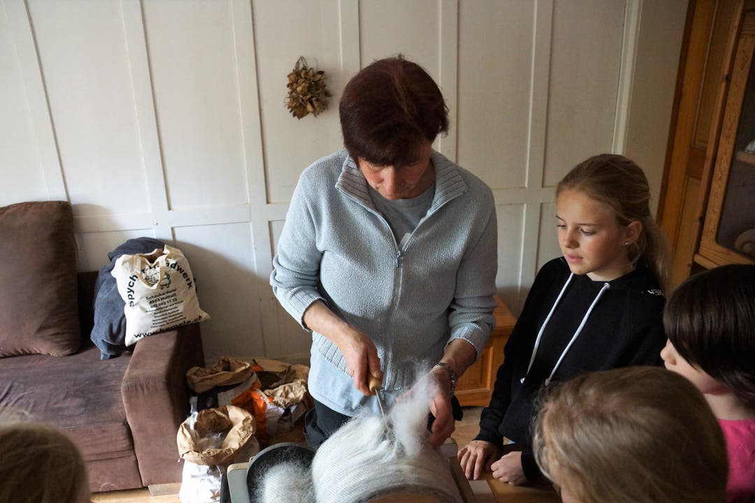Alpakas Anita Amstad zeigt wie man aus Alpakas Kleidungsstücke machen kann.