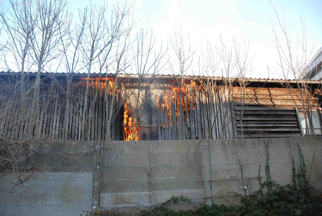 Grenchen SO, 23. März: In Grenchen gerät ein Teil einer Lagerhalle in Brand. Die Feuerwehr konnte den Brand rasch löschen, die Brandursache ist unbekannt.