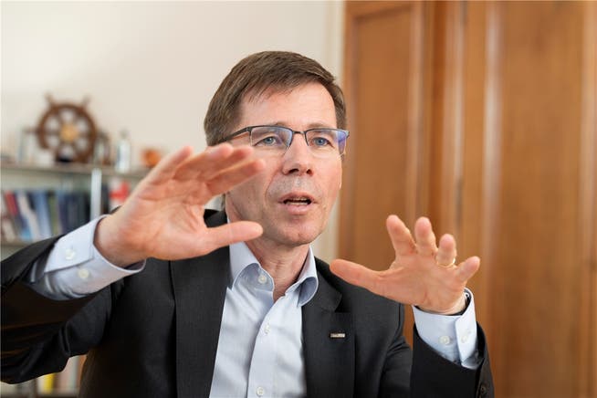 Der neue ETH-Präsident Joël Mesot legt im Büro in Zürich seine Sicht der Dinge dar. Bis vor kurzem wirkte er noch als Direktor des Paul-Scherrer-Instituts.ALEX SPICHALE
