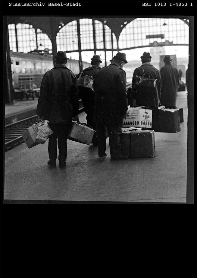 Italienische Gastarbeiter 1970 vor der Heimreise im Basler Bahnhof SBB.