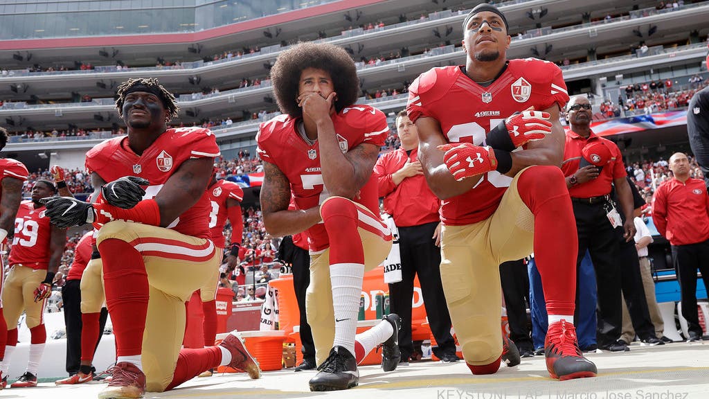 Colin Kaepernick Mit gebeugtem Knie während der Hymne protestiert er gegen Polizeigewalt und Rassen-Ungleichheit