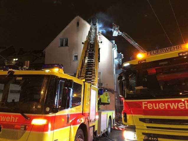 Rousseaustrasse Kreis 10, ZH: Brand in einem Mehrfamilienhaus verursacht Sachschaden von über 100'000 Franken. Es waren gegen 50 Personen im Einsatz, verletzt wurde niemand.