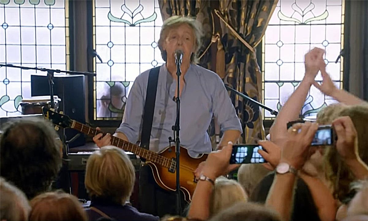 Paul McCartney gibt ein Überraschungskonzert im Philharmonic Pub.