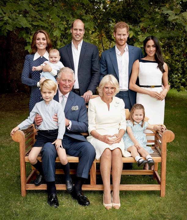Hinten stehen von links nach rechts: Herzogin Kate, Prinz Louis, Prinz William, Prinz Harry, Herzogin Meghan und vorne v.l.n.r.: Prinz George, Prinz Charles, Herzogin Camilla und Prinzessin Charlotte. (September 2018)
