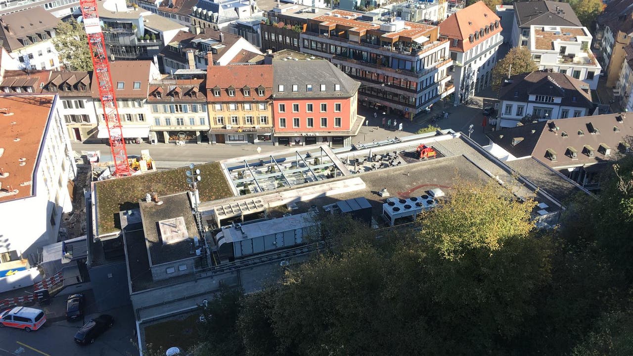 Der menschenleere Schlossbergplatz in Baden. Kein Mensch auch auf der Dachterrasse des Manor.