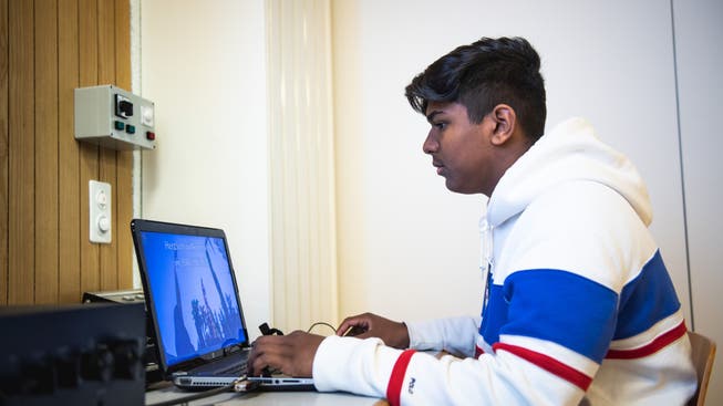Funktioniert die Präsentation? Eniyavan Pajanthiran kontrolliert den Laptop vor einem Anlass in der Aula des Grenchner Bachtelen.