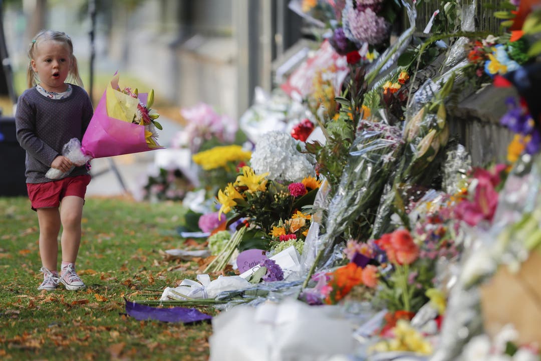 Blumen zum Gedenken für die Opfer am Botanischen Garten in Christchurch.
